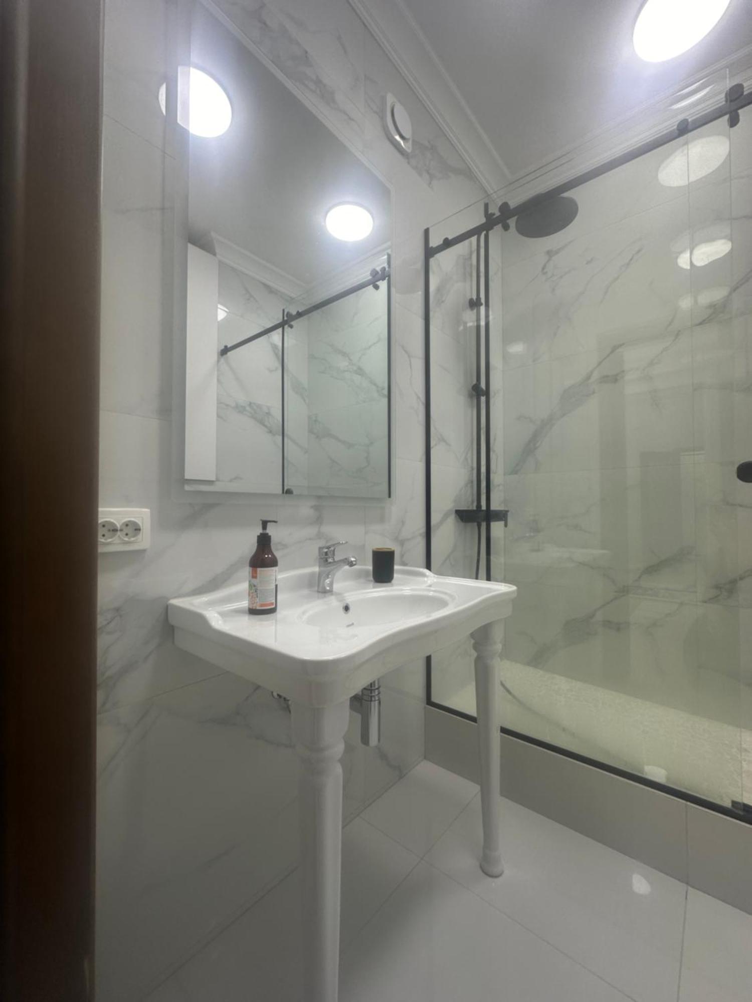 Comfortable Apartment In Central Of Алма Ата Екстериор снимка
